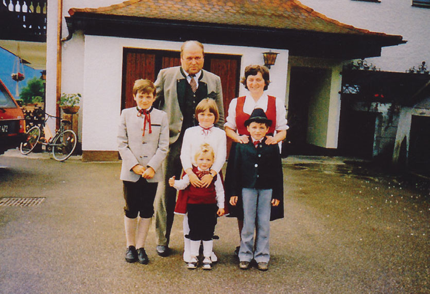 Familie Lohninger vor der Pension